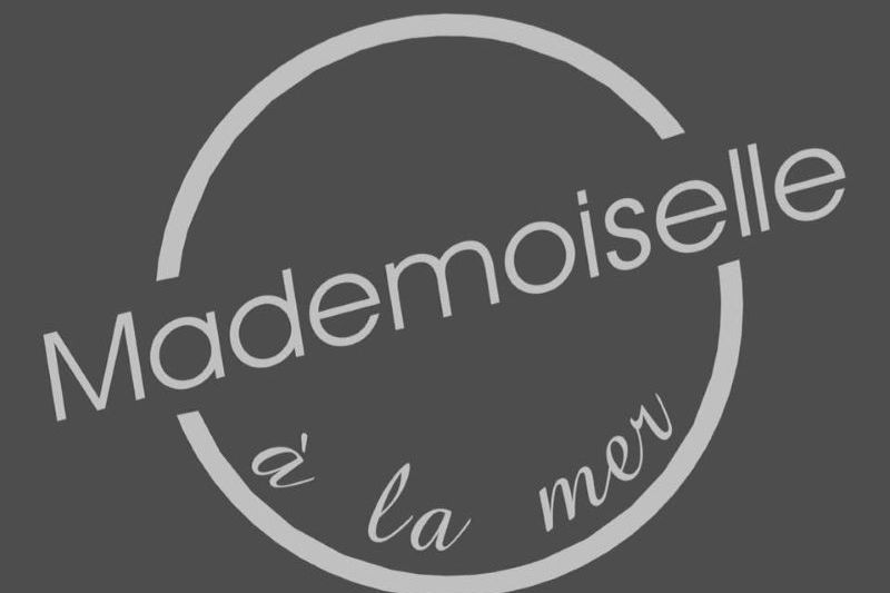 MADEMOISELLE A LA MER (50)